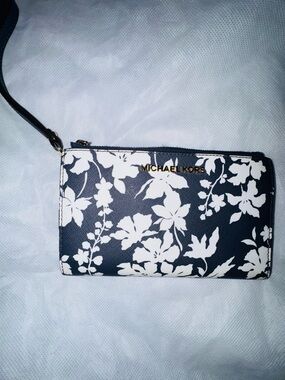 Michael Kors Women's Navy & White Floral Wristlet- preowned but good condition!